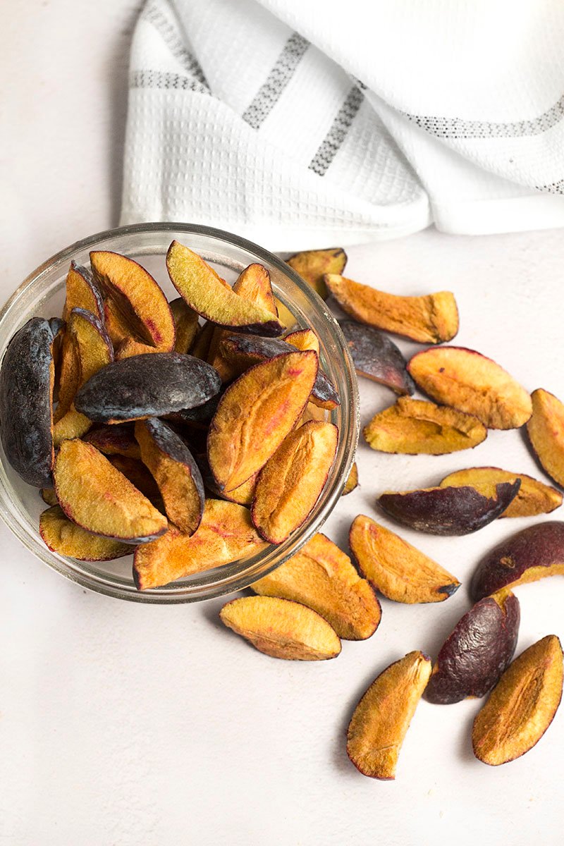 Gefriergetrocknete zwetschgen schnitze