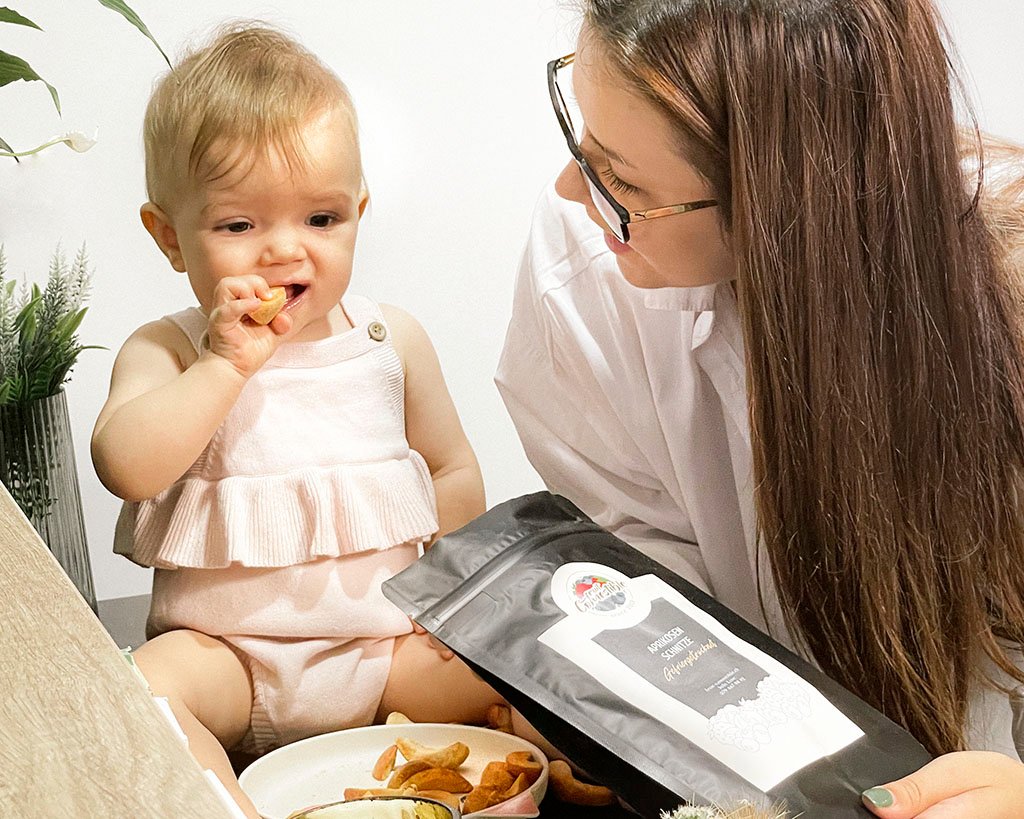 Mutter und Baby genießen gesundes Essen