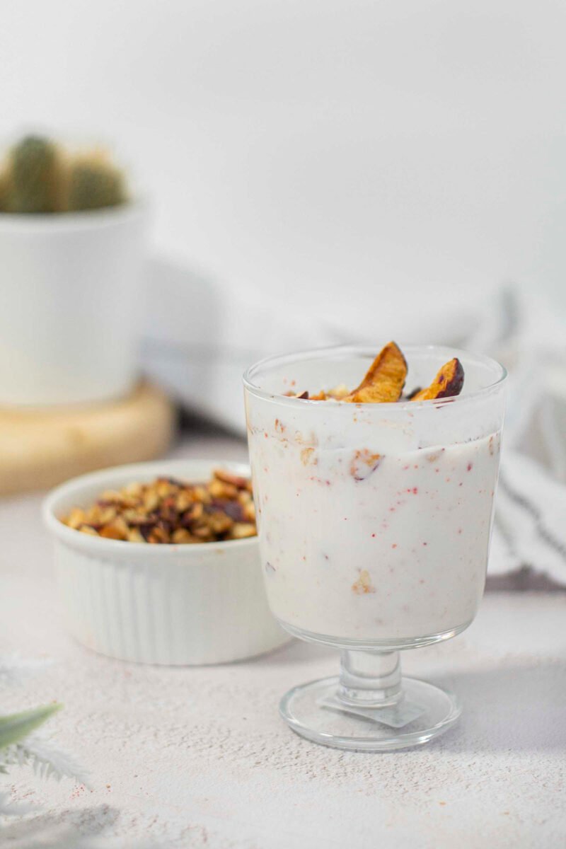 Glas voller gesunder Zwetschgen-Joghurt-Mischung