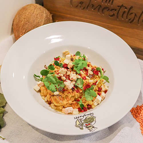 Rotes Linsen Dal mit Knusper-Früchten